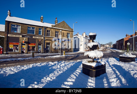 Coperta di neve Market Street in Adlington, Lancashire Foto Stock