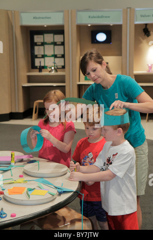 Tennessee Nashville,Centro Frist per le Arti visive,Galleria ArtQuest,centro interattivo,stazione pratica,imparare,istruzione,insegnante,insegnanti,donna female Foto Stock