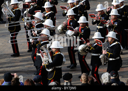 Royal Marines marching band attraverso Portsmouth una città navale nel sud dell Inghilterra REGNO UNITO Foto Stock