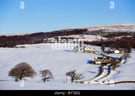 Guardando verso Anglezarke Country Park nella neve da Adlington in Lancashire Foto Stock