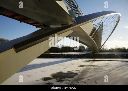 Il Millennium Bridge oltre il fiume congelato Ouse in York, North Yorkshire, Inghilterra. Foto Stock