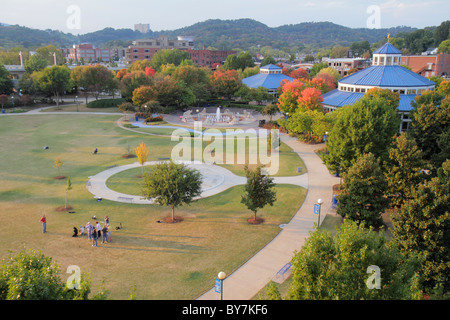 Tennessee Chattanooga, Walnut Street Bridge view, Coolidge Park, Northside Community, lungomare, urbano, giostra, Walker Pavilion, campo, alberi, prato, colline, gro Foto Stock