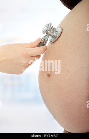 Donna incinta di essere esaminato da un medico Foto Stock