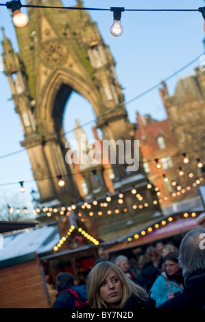 I visitatori di Manchester (Inghilterra) mercatino di Natale in piazza Albert Foto Stock