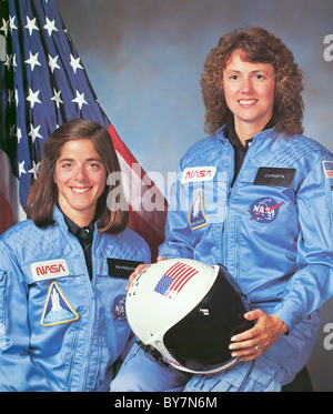 Insegnante di Challenger nello spazio primario membro di equipaggio Christa McAuliffe, destra e backup membro di equipaggio Barbara Morgan Foto Stock