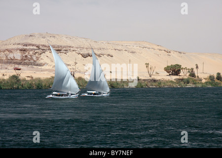 Feluche sul Nilo vicino a Aswan, Egitto Foto Stock