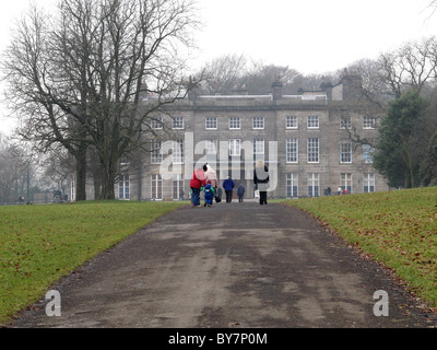 Haigh Country Park Haigh Hall - una famiglia cammina verso la hall Foto Stock