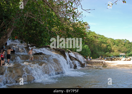 Le persone in piedi in Dunns River Falls, Ocho Rios, Middlesex County, in Giamaica, Caraibi. Foto Stock