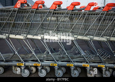 Fila di carrelli parcheggiati Foto Stock