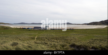 Edificio aeroportuale e la torre di controllo su Isle of Barra, Ebridi Esterne, Scozia (spiaggia è utilizzato come aeroporto) Foto Stock