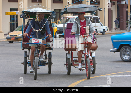 Cuba, La Habana. Bicycle-Taxis ("Bicitaxis') forniscono una conveniente forma di trasporto intorno a L'Avana. Foto Stock