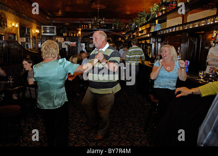 Persone che ballano nel pub locale a live band nel sud di Londra Foto Stock