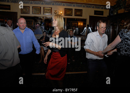 Persone che ballano nel pub locale a live band nel sud di Londra Foto Stock