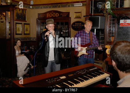 Band che suona a Londra Sud band Foto Stock