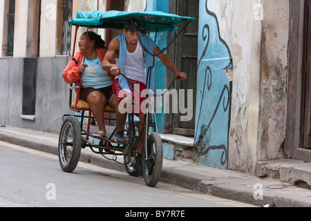 Cuba, La Habana. L'uomo-powered Bicycle-Taxis ("Bicitaxis') forniscono una conveniente forma di trasporto urbano di l'Avana. Foto Stock