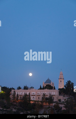 Vista di Gerusalemme al crepuscolo. Vista con greci ortodossi in seminario e la chiesa della Dormizione sul monte Sion Foto Stock