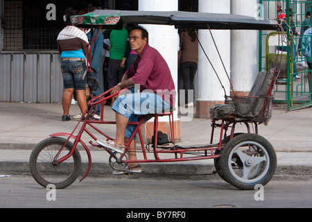 Cuba, La Habana. L'uomo-powered Bicycle-Taxis ("Bicitaxis') forniscono una conveniente forma di trasporto nelle aree urbane l'Avana. Foto Stock