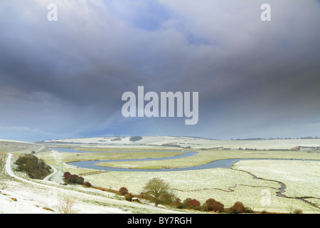 Nuvole di neve si raccolgono al di sopra del Cuckmere Valley, Exceat Nr Eastbourne, East Sussex, Inghilterra. Foto Stock