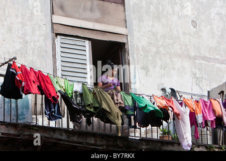 Cuba, La Habana. L'asciugatura di biancheria in una ringhiera di balcone. Foto Stock