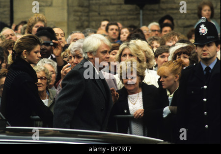 Attore Anthony Booth con la figlia Lauren a Pat Phoenix funerale 1986 Foto Stock
