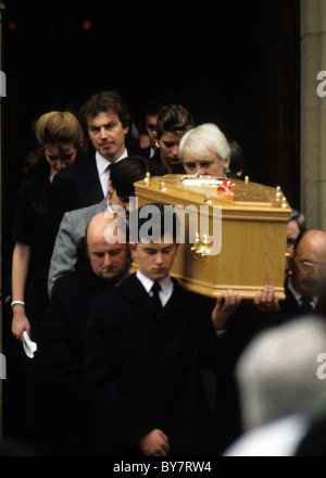 Attore Anthony Booth con la figlia Cherie e Tony Blair a Pat Phoenix funerale 1986 Foto Stock