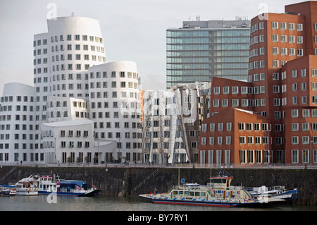 Gehry-Bauten edifici con la City Gate edificio per uffici in background, Dusseldorf, Germania. Foto Stock