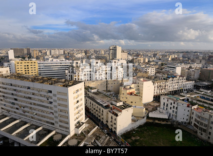 Sera vista guardando attraverso il bianco paesaggio urbano di Casablanca in Marocco Foto Stock