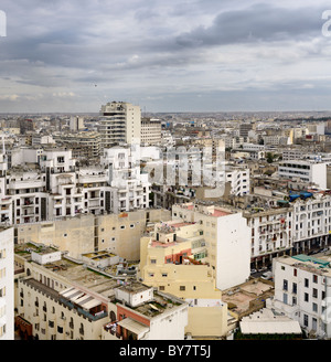 Vista diurna del bianco casablanca cityscape di nuvole marocco Foto Stock