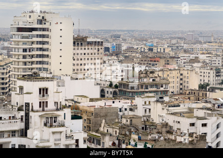 Bianco opaco Casablanca cityscape skyline con elevato aumento apaprtements con nuvole Marocco Foto Stock