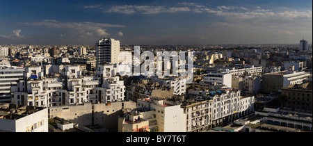 Panorama del bianco Casablanca cityscape di sera il Marocco Africa del Nord Foto Stock