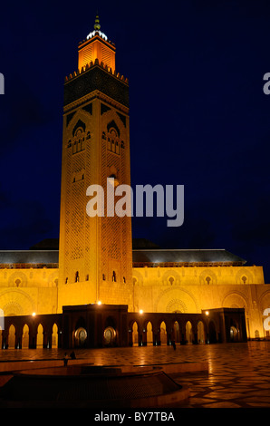 Oro luci artificiali sulla moschea Hassan II e minareto di notte a Casablanca in Marocco Foto Stock