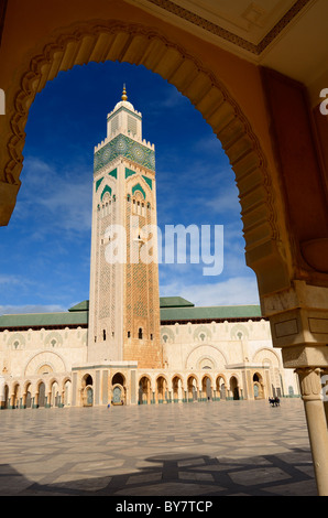 Moschea di Hassan II minareto incorniciata da un arco plaza a Casablanca in Marocco Foto Stock