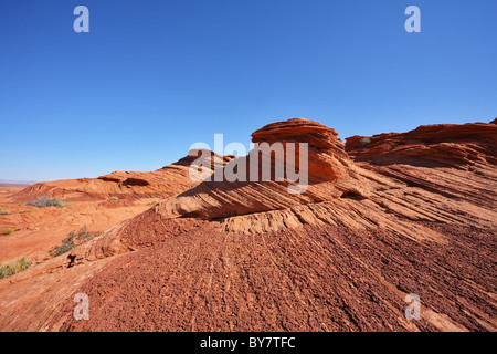 Caratteristico e forme pittoresche scogliere di pietra arenaria rossa. A piedi attorno al famoso Horseshoe Canyon Foto Stock