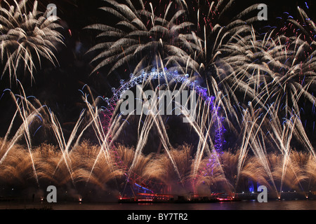 2011 Nuovo anno di fuochi d'artificio a London Eye, England, Regno Unito Foto Stock