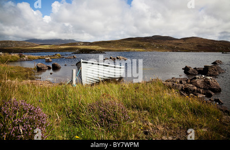 Barca a remi in un piccolo loch in Sud Uist, Western Isles, Scozia Foto Stock