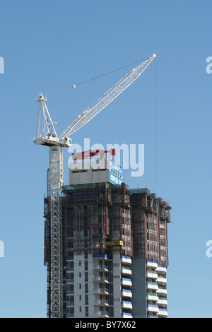 La costruzione di un edificio di appartamenti alto blocco sulla Gold Coast, Australia Foto Stock