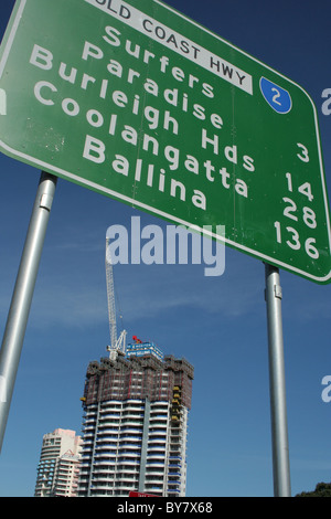 Cartello sulla Gold Coast Highway dando distanze da Surfers Paradise, Burleigh teste, Coolangatta e Ballina, Queensland, Australia Foto Stock