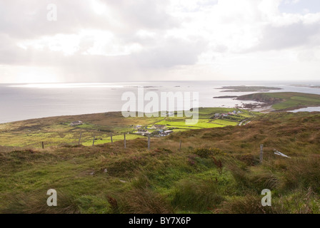Vista dal cielo Road, fine giornata, vicino a Clifden, Connemara, nella contea di Galway, Irlanda Foto Stock
