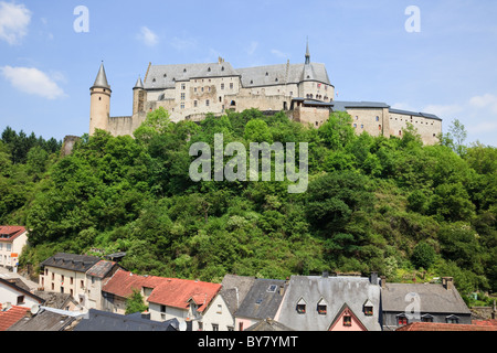 Vianden, Granducato del Lussemburgo, l'Europa. Vista della collina del castello che domina il borgo case al di sotto Foto Stock