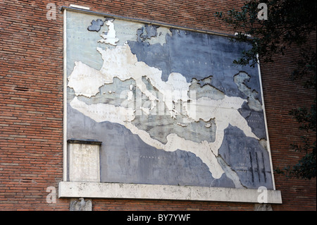 Italia, Roma, via dei fori Imperiali, mappa dell'impero romano alla sua massima espansione Foto Stock