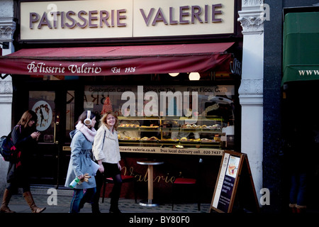 Esterno l'originale Patisserie Valerie in Soho Londra centrale. Il è stato il primo negozio sulla vecchia strada Compton, che ora è diventato un grande successo in catena di pasticcerie. Foto Stock