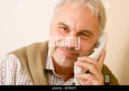 Felice senior uomo maturo sul telefono, sorridente Foto Stock
