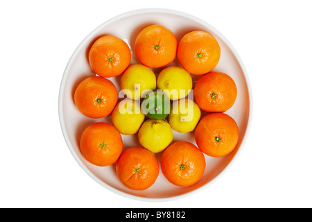 Foto di una ciotola piena di agrumi isolato su uno sfondo bianco, percorso di clipping per la ciotola. Foto Stock