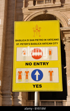 Italia, Roma, basilica di San Pietro, cartello turistico con codice di abbigliamento Foto Stock