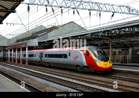 Il pendolino Virgin Express train alla stazione di Crewe Regno Unito Inghilterra Foto Stock