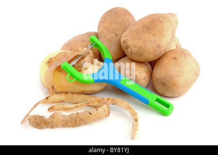 Pila di patate con la buccia con colorate coltello peeling isolati su sfondo bianco Foto Stock