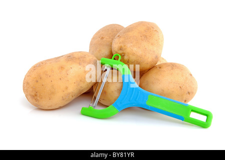 Pila di patate con la buccia con colorate coltello peeling isolati su sfondo bianco Foto Stock