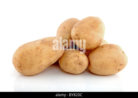 Pila di patate con la buccia isolati su sfondo bianco Foto Stock