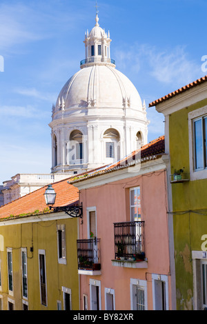 Santa Engracia Chiesa aka Pantheon Nazionale, dietro la vecchia casa nel quartiere di Alfama, Lisbona, Portogallo Foto Stock