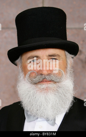 Un concorrente al mondo di barba e baffi campionati a Brighton, Inghilterra. Foto di James Boardman. Foto Stock